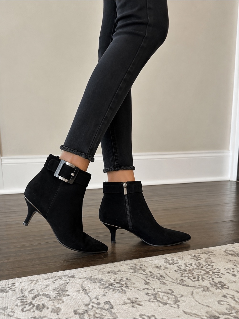Anne Klein Fabienne Black Leather Pointed-Toe Ankle Boots – Size 8M